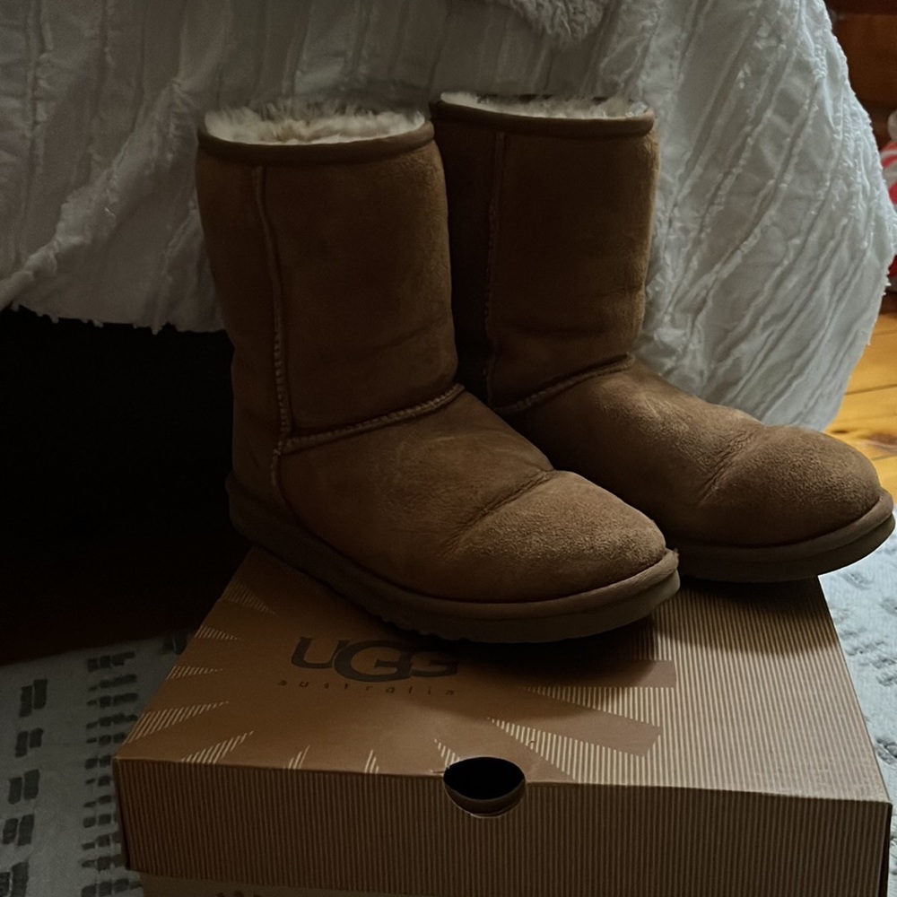 UGG Women’s Size 8 Classic Short in Chestnut